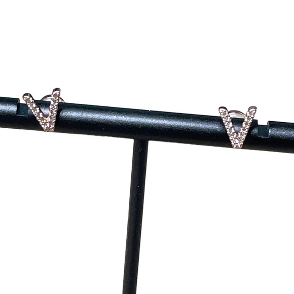 Mooham V earrings NIB - Picture 1 of 3